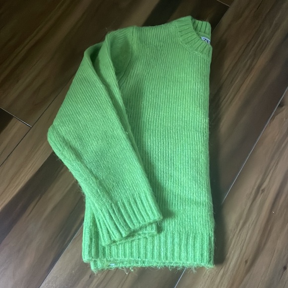 Super soft lime green sweater - Picture 3 of 3